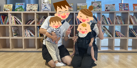 カメラに向かってピースをするSさん家族