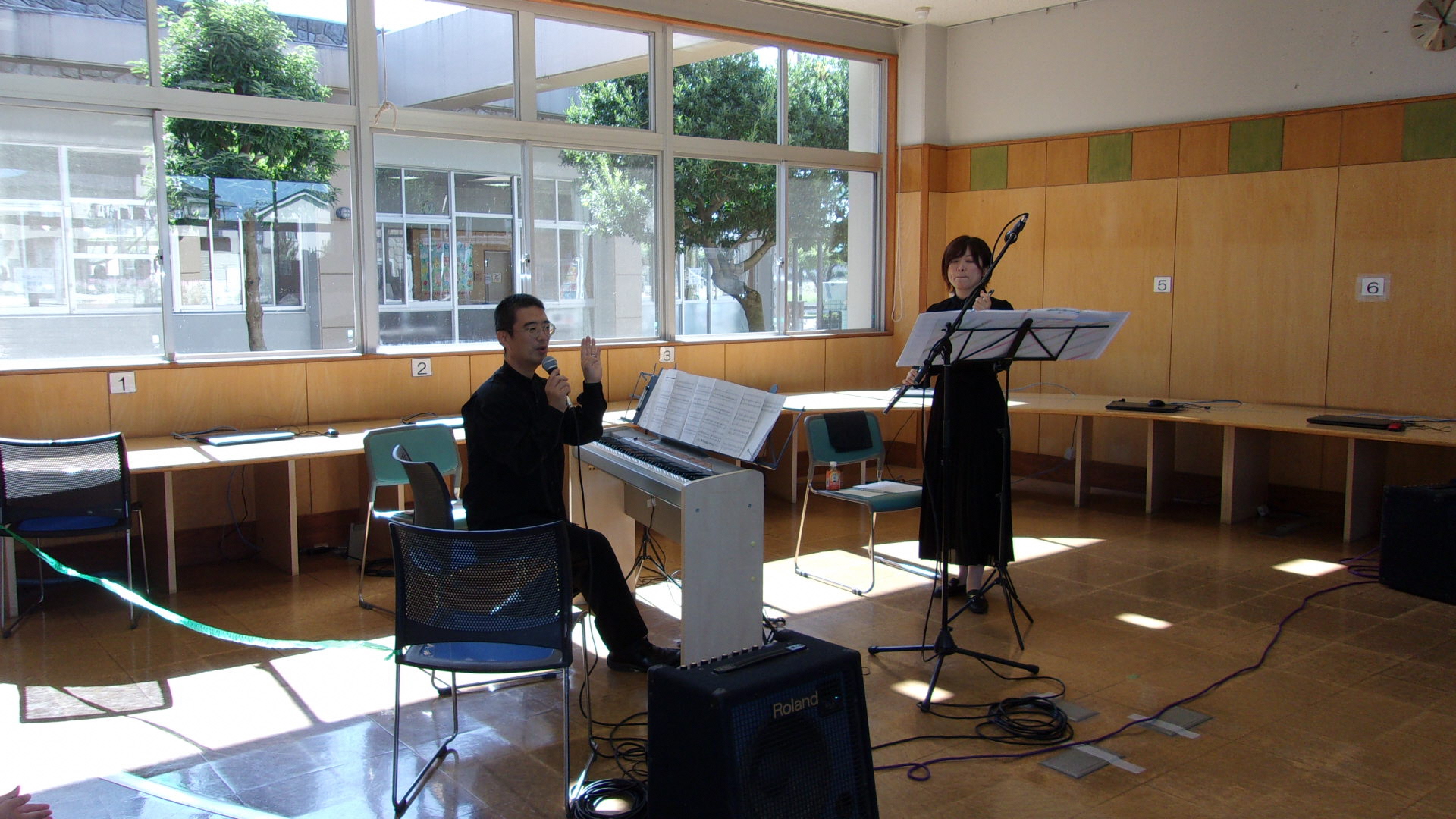 演奏する曲を説明する様子（エンゼルファミリーコンサート）