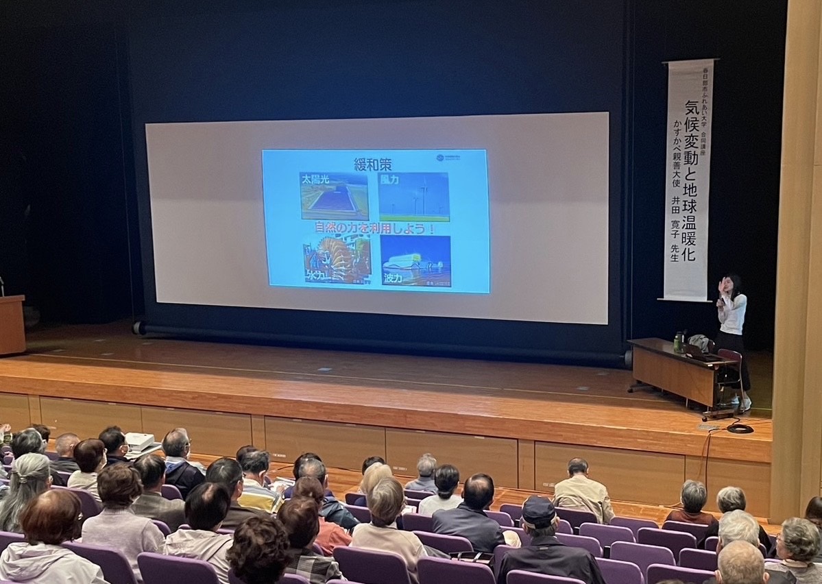 講演する井田大使と熱心に聞く生徒