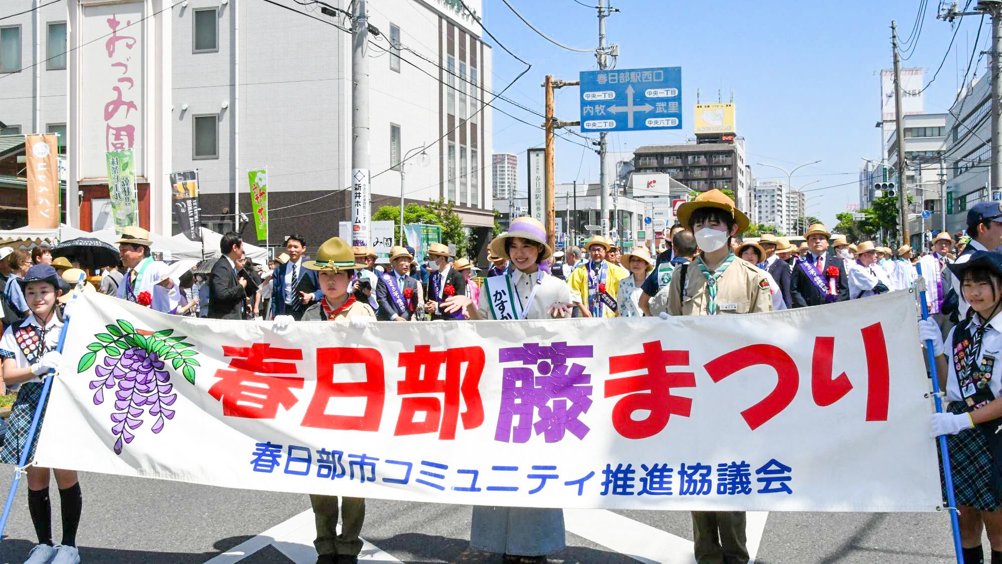 ボーイスカウトと共に横断幕を持つ山口大使