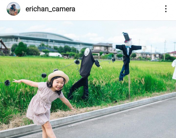 かかしと一緒に同じポーズをする写真（erichan_cameraさんの投稿）