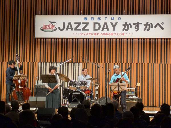 ふれあいキューブで演奏する様子