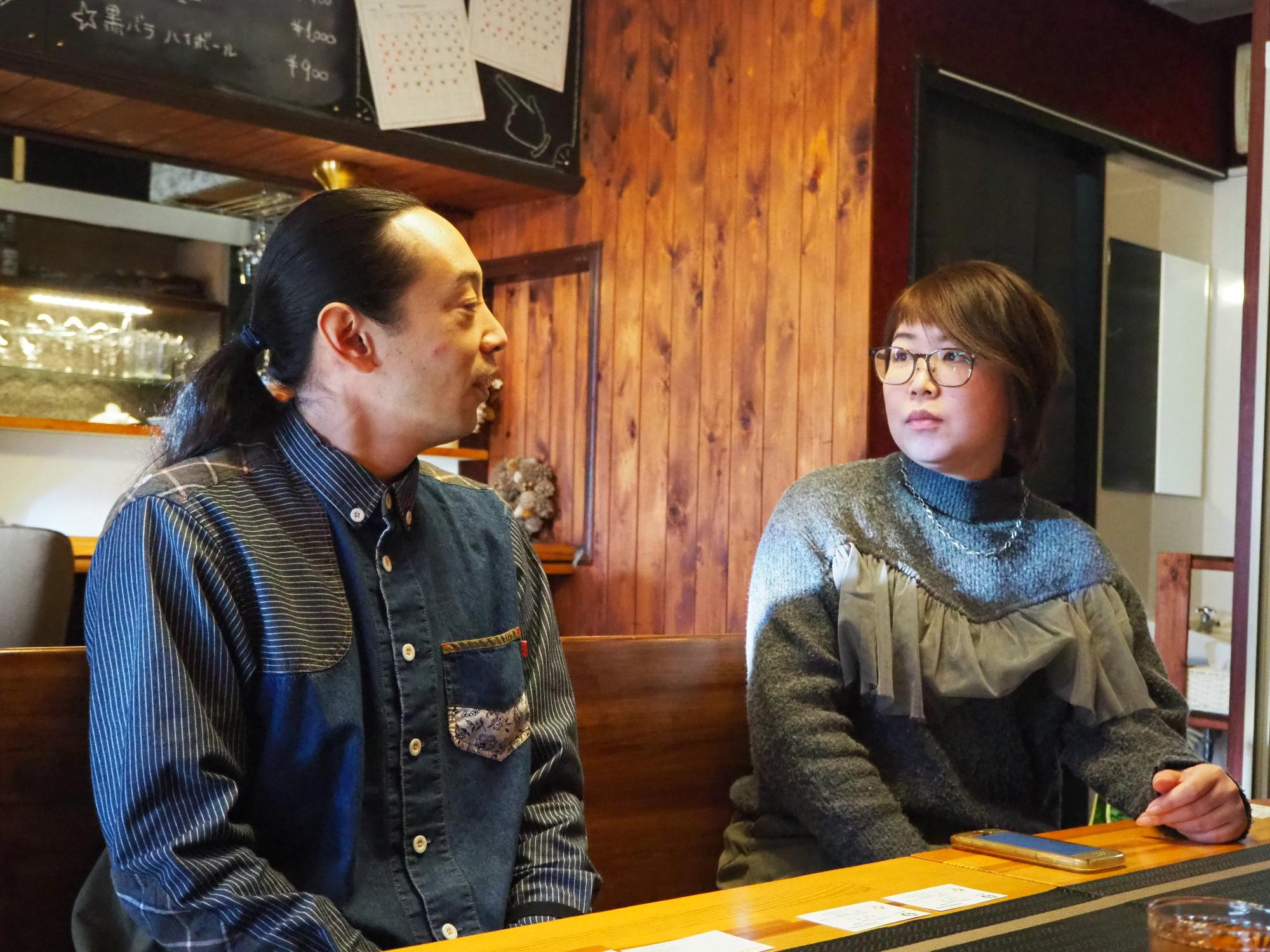 インタビューに答えるtenatenaさん