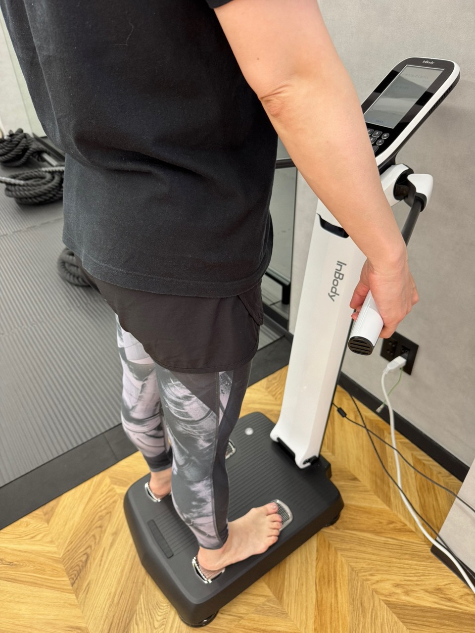 体重計に乗って測定をする様子（春日部市民の日協賛事業 リハビリコンパス）