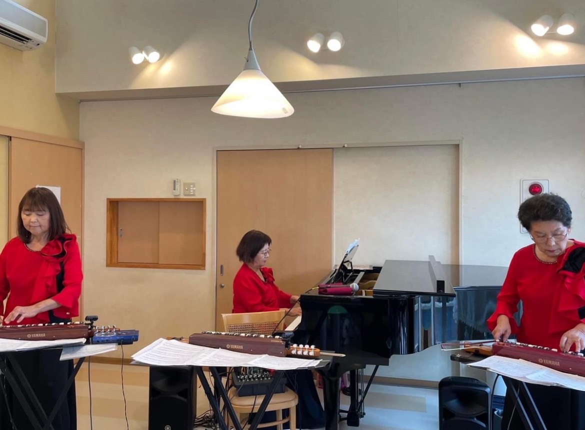 ヴィオリラとピアノを演奏する様子（まちかどコンサート2024）