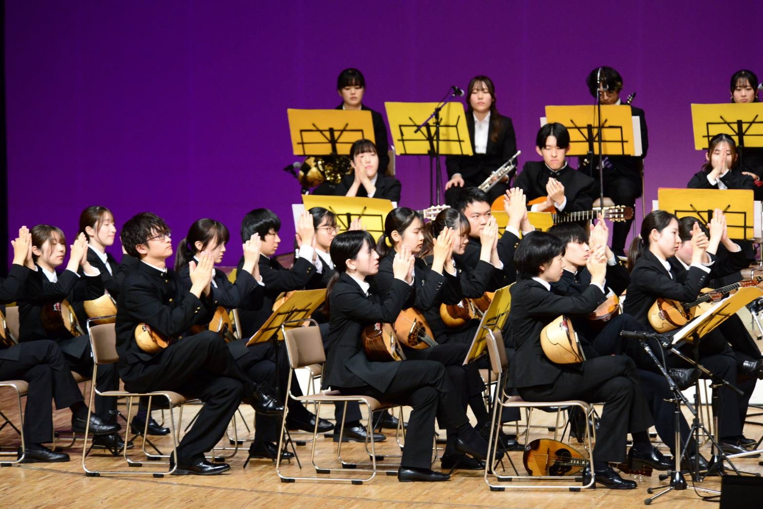 手拍子をする演奏者たちの様子（明治大学マンドリン倶楽部）