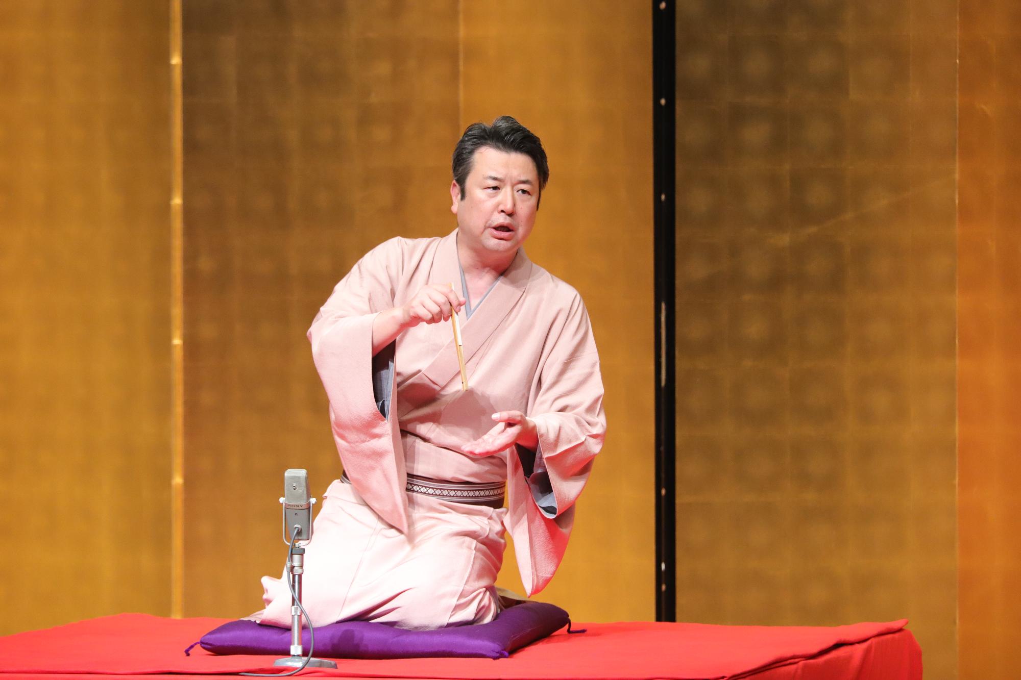 扇子を手に持つ三遊亭楽生師匠