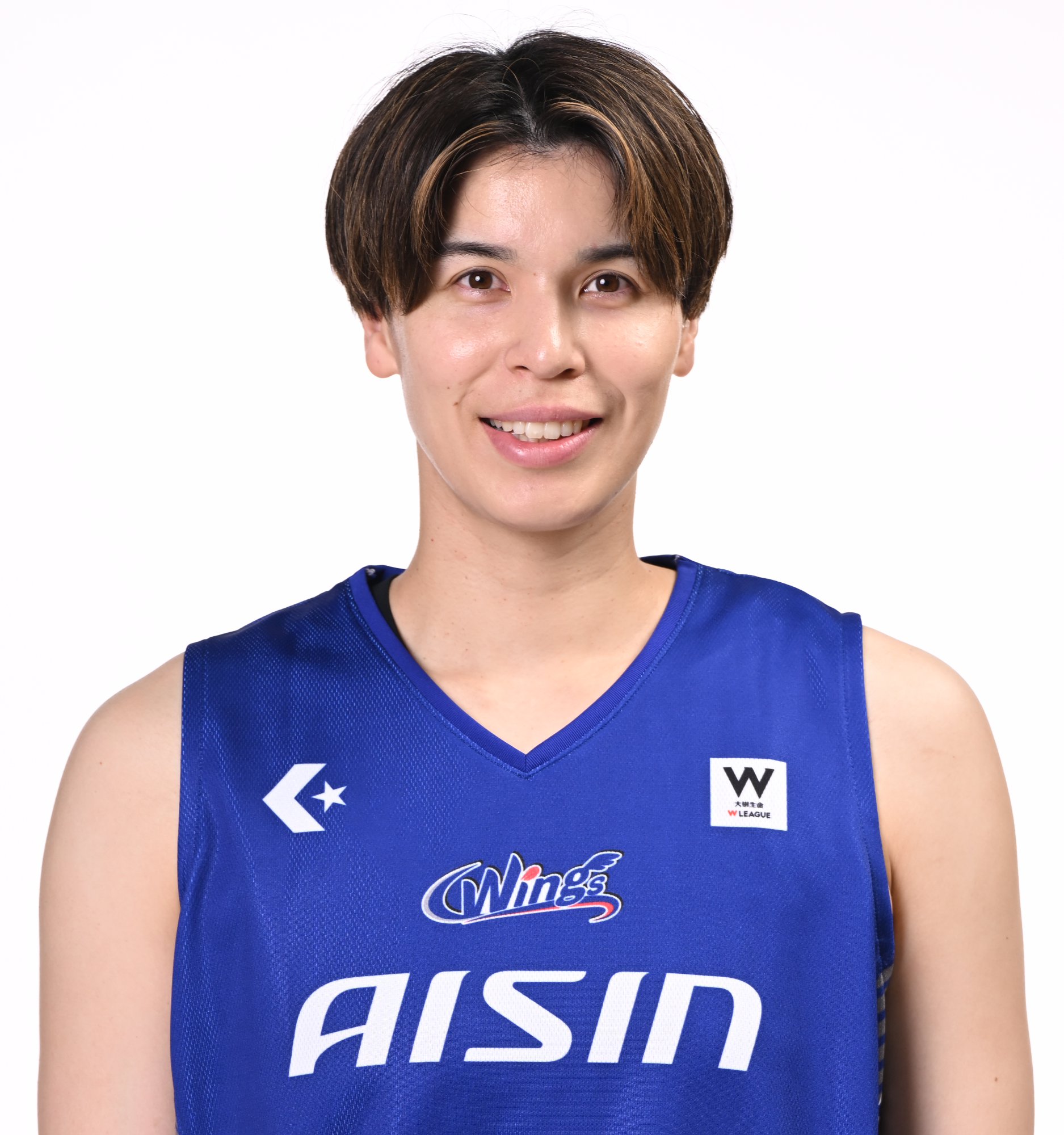 ユニフォームを着て正面を向く渡嘉敷大使