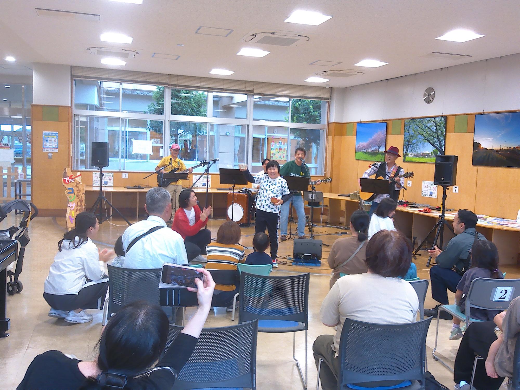 エンゼル・コンサートの父ちゃんバンドの演奏の様子