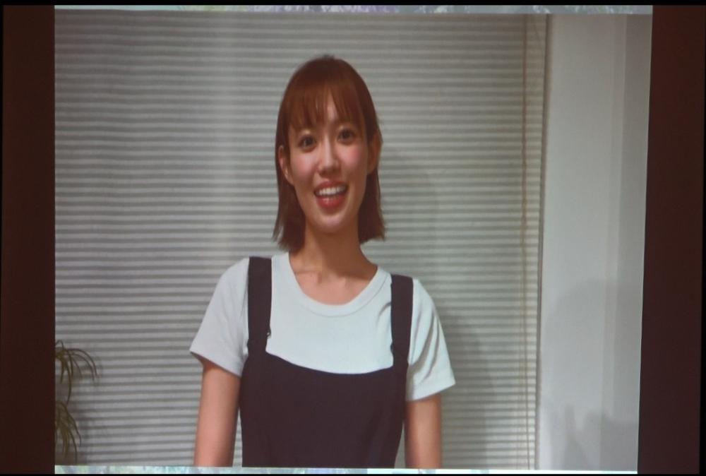 二十歳を祝う会でメッセージ動画を送る山口大使