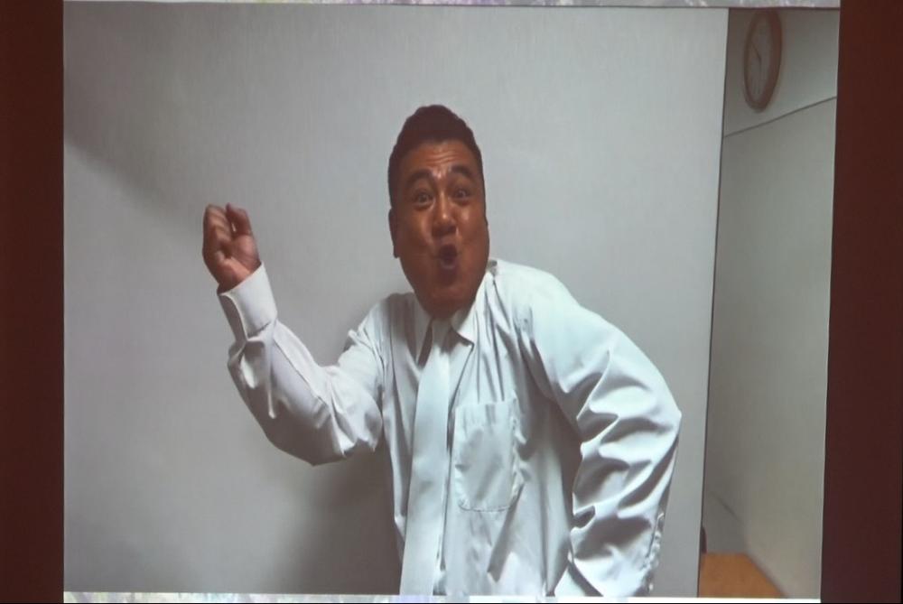 二十歳を祝う会でメッセージ動画を送る山崎大使