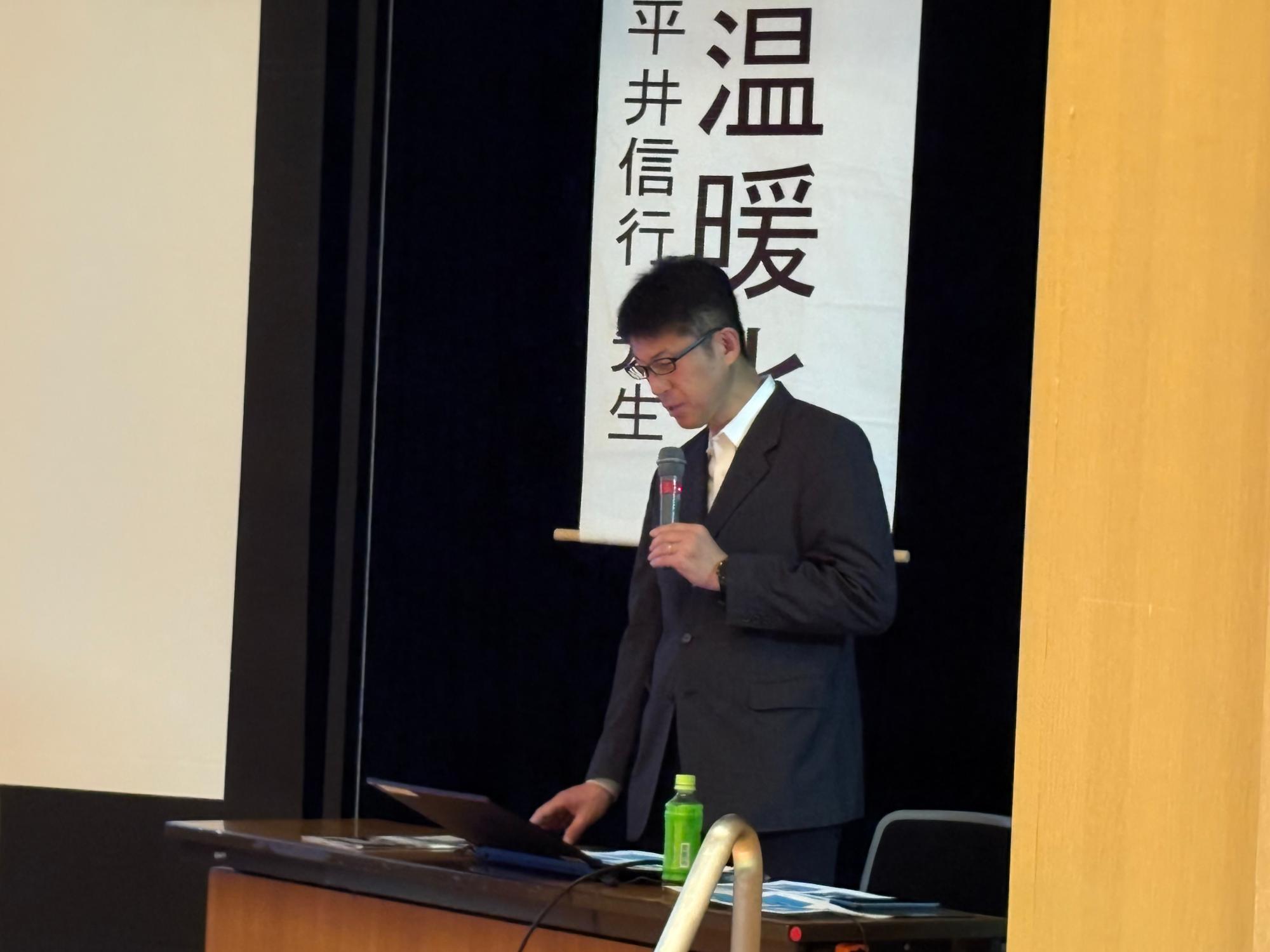 壇上で講義をする平井大使