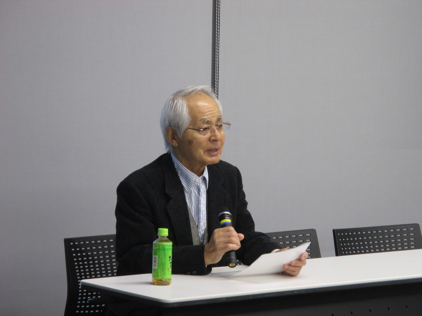 ふれあい大学院で講義をする増村大使