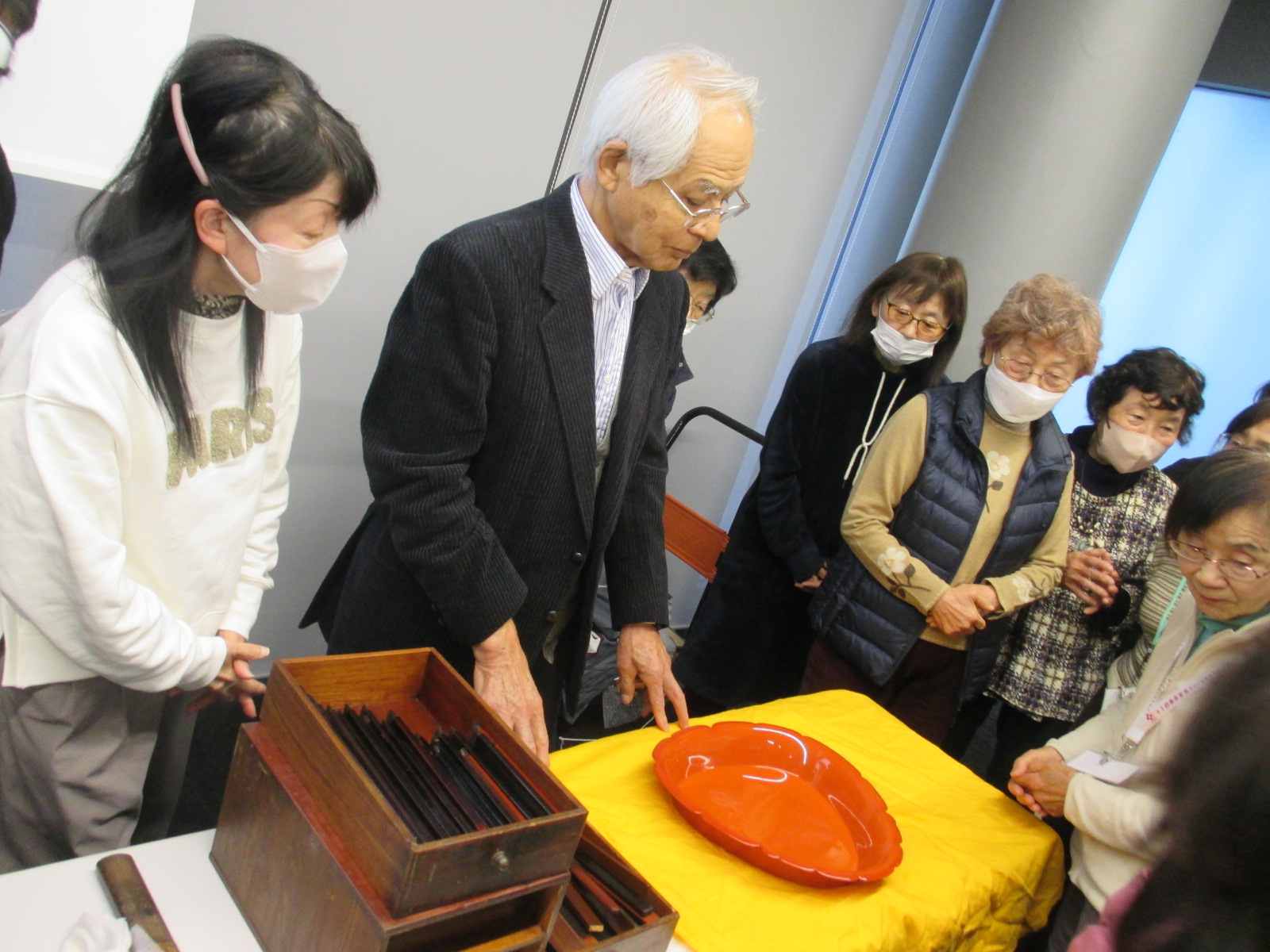 ふれあい大学院で作品を披露する増村大使