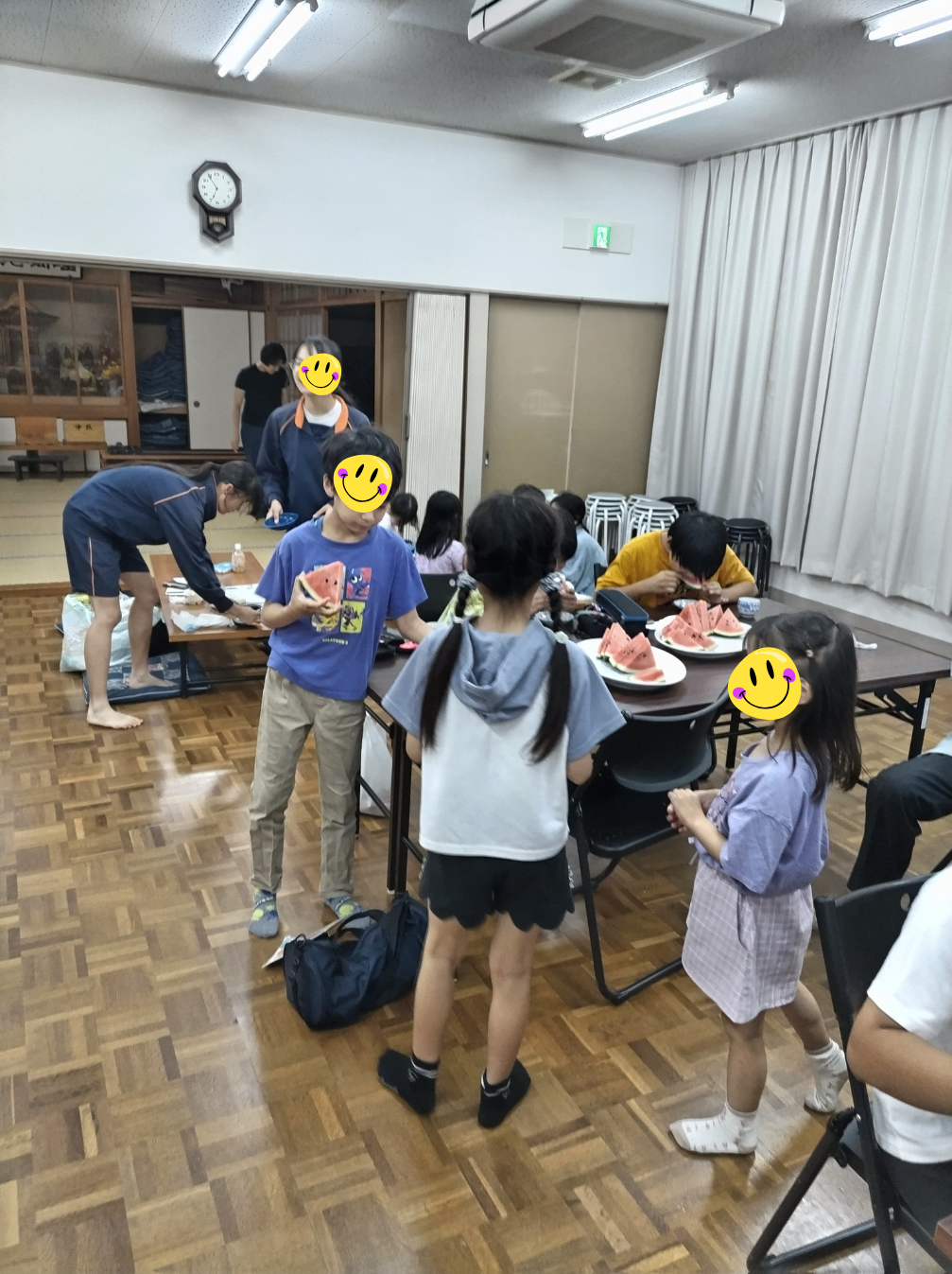 「やくさま食堂」でスイカを食べるこどもたち