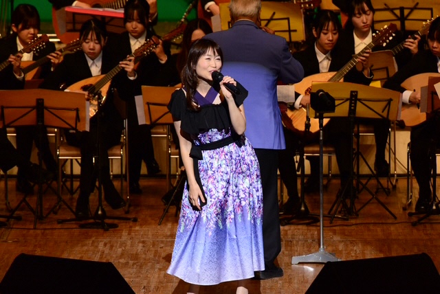 マンドリンコンサートで歌唱するあえか大使