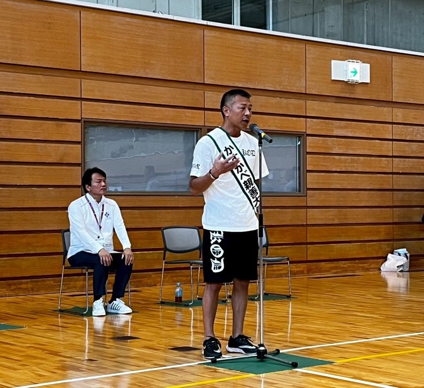 マイク前で挨拶をする内山大使