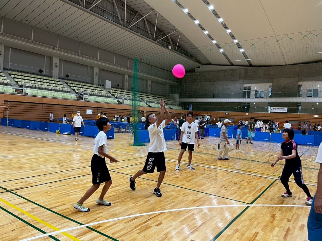 参加者とフラバレーボールをする内山大使