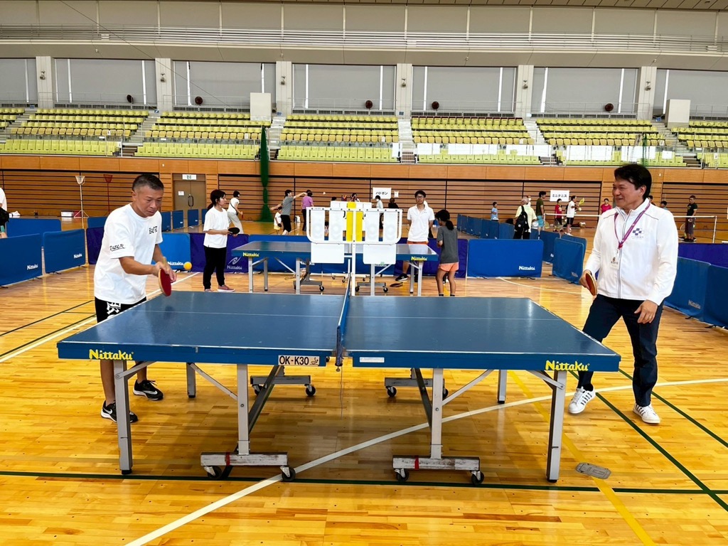 岩谷市長とラージボールで対決する内山大使