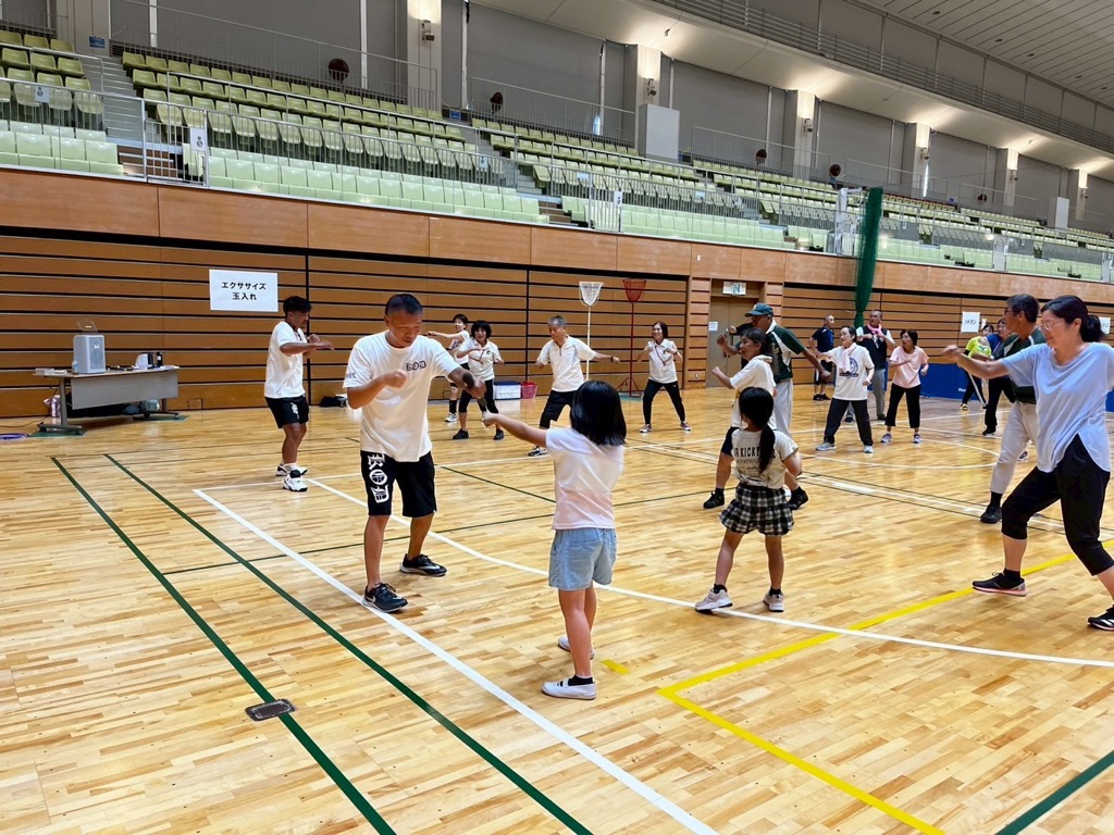 参加者とボクササイズをする内山大使