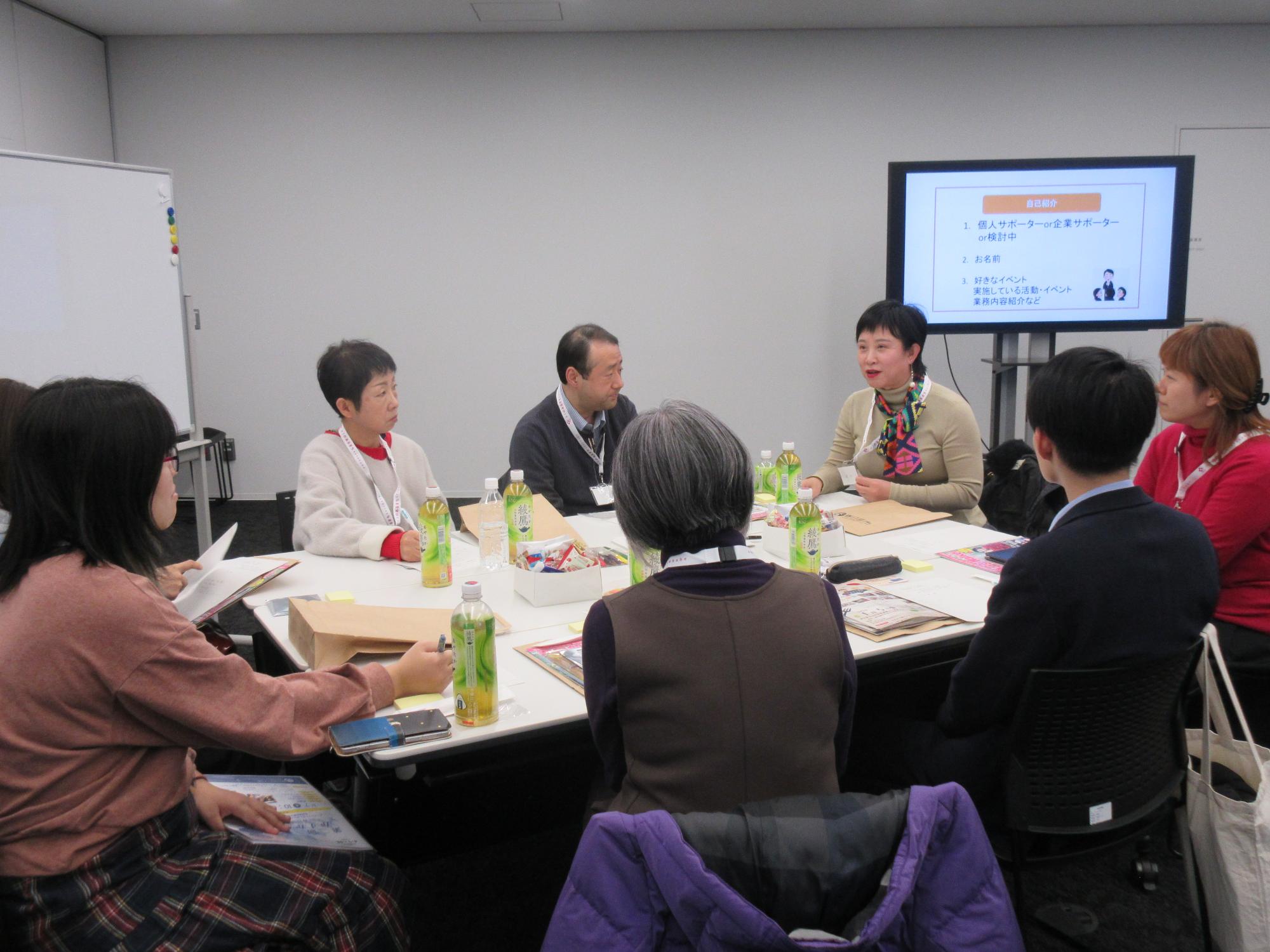 サポーター交流会で自己紹介をするA班の様子