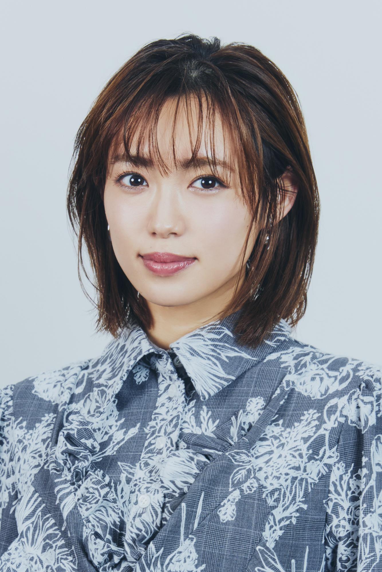 正面を向いてほほえむ山口大使