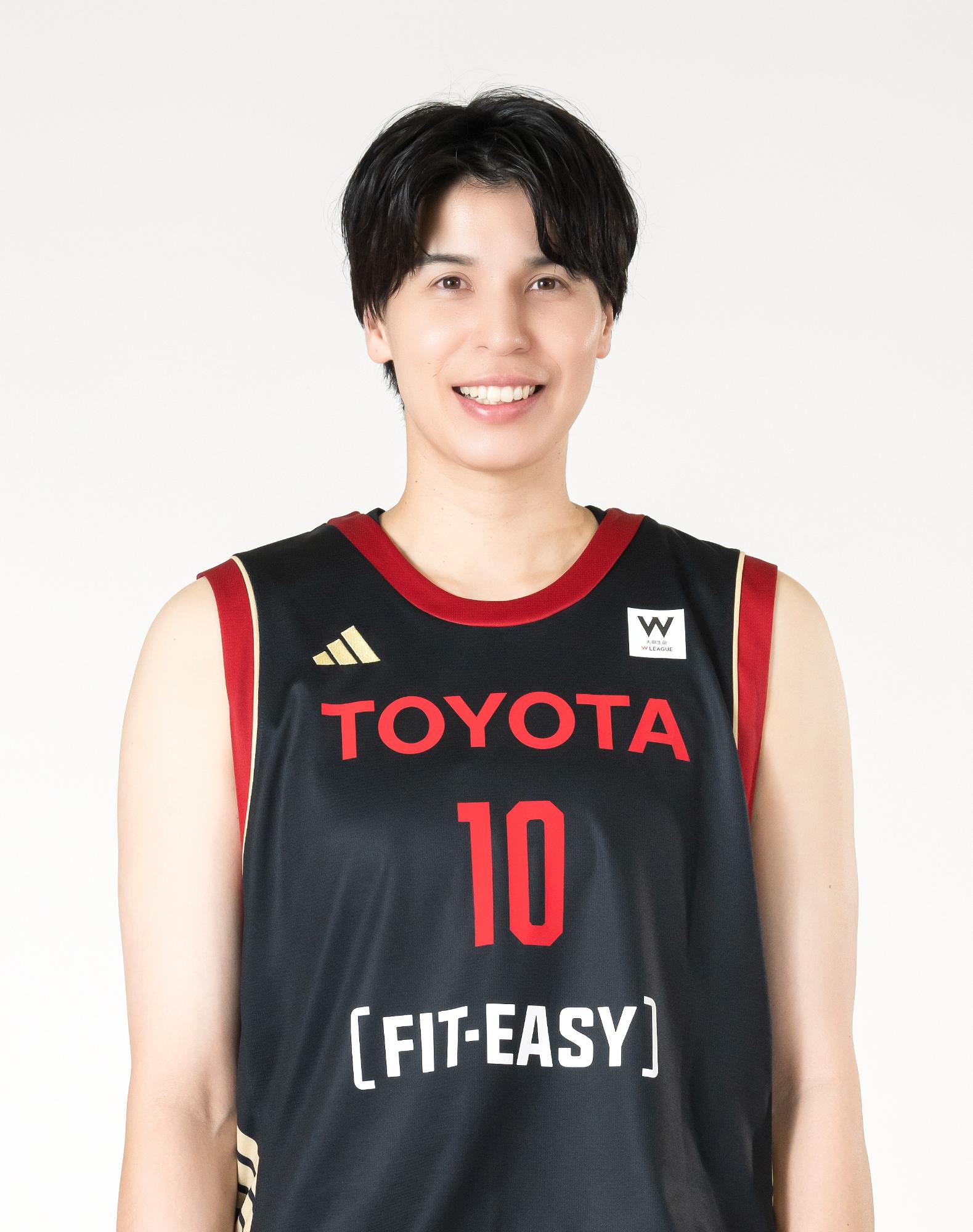 ユニフォームを着て正面を向く渡嘉敷大使