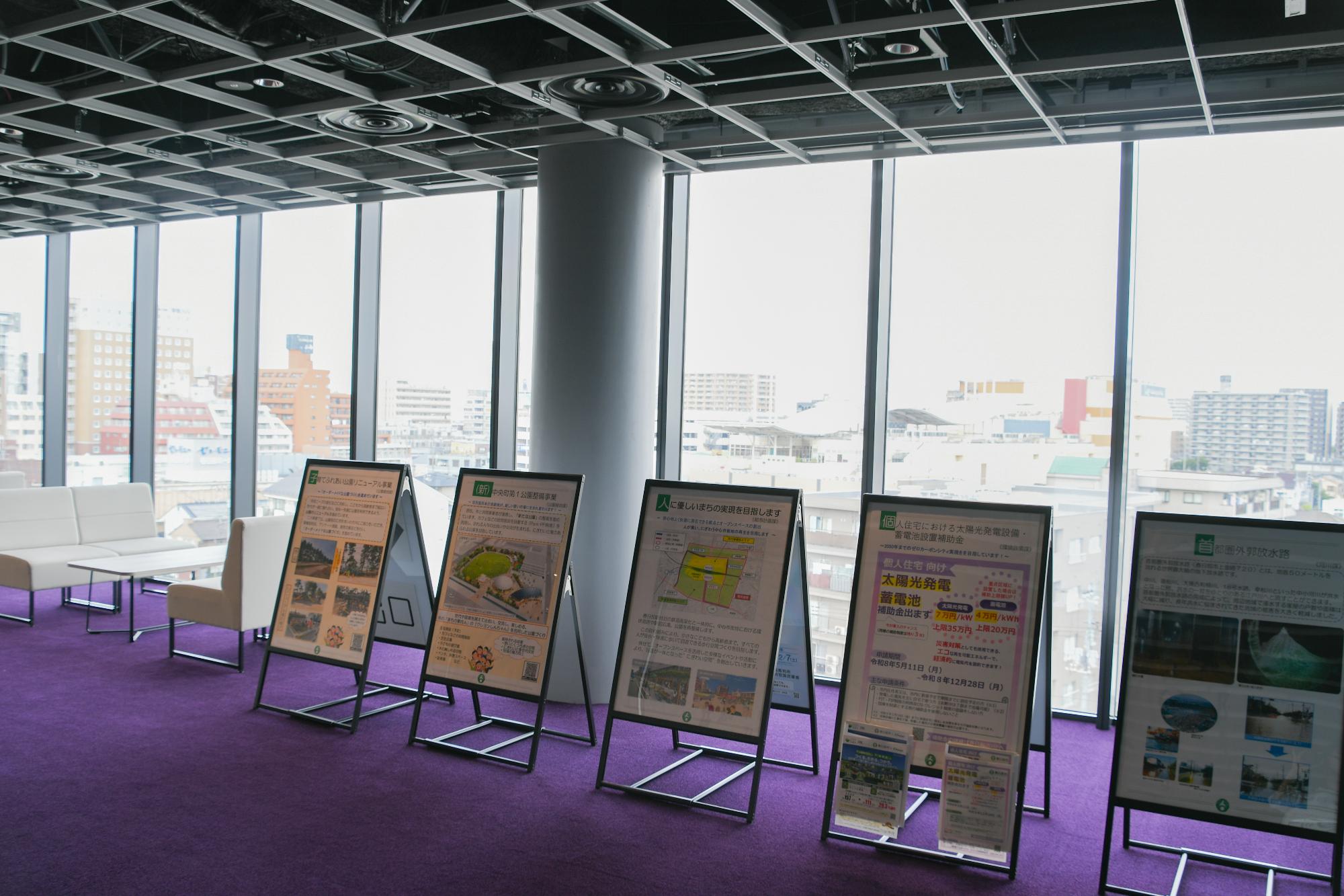 本庁舎5階の傍聴ロビーに展示された、市の事業を紹介する5枚のパネル。