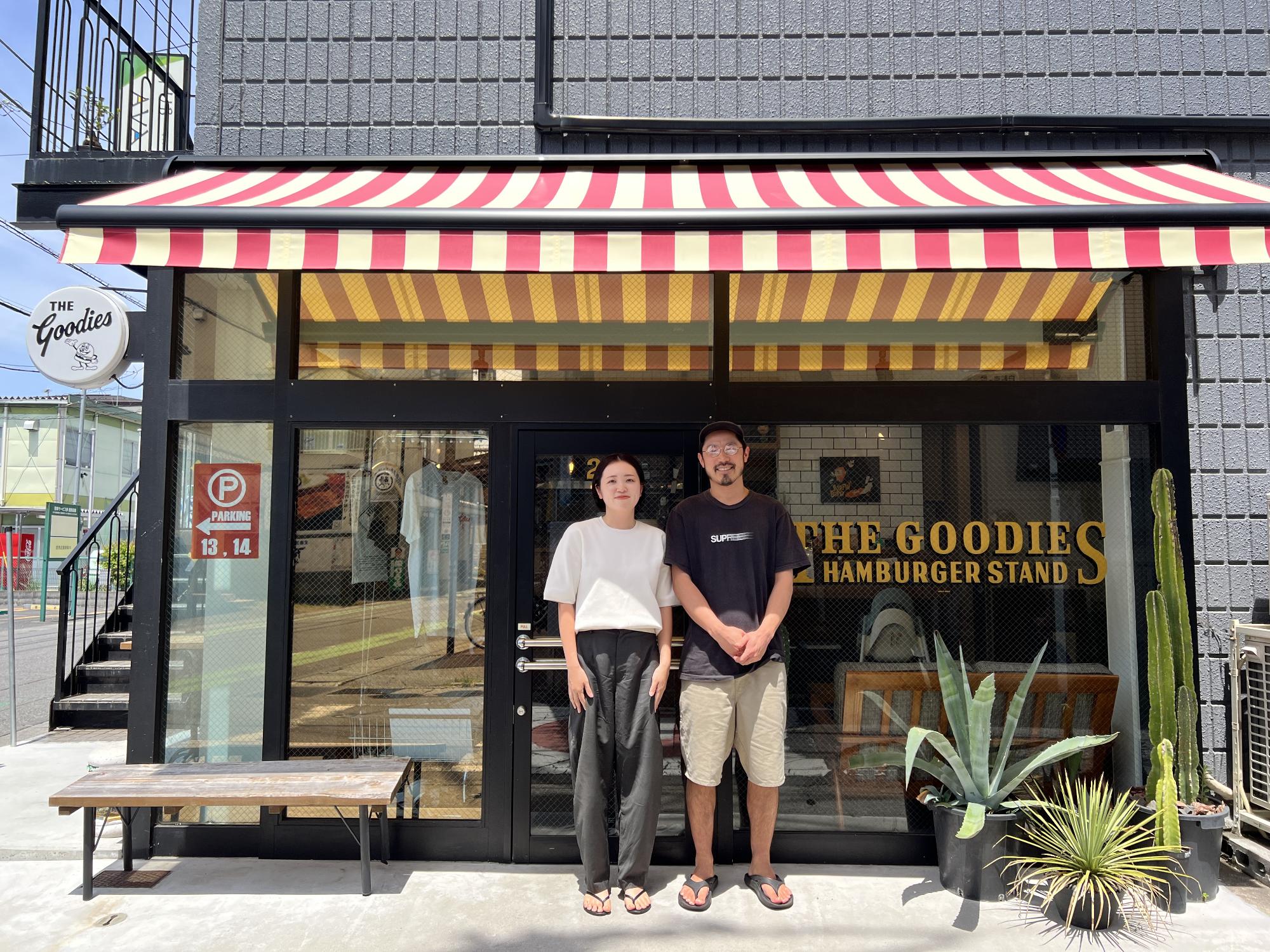 アメリカをイメージした外装のThegoodiesの店舗前で微笑む権田良平さん(右)と響さん(左)