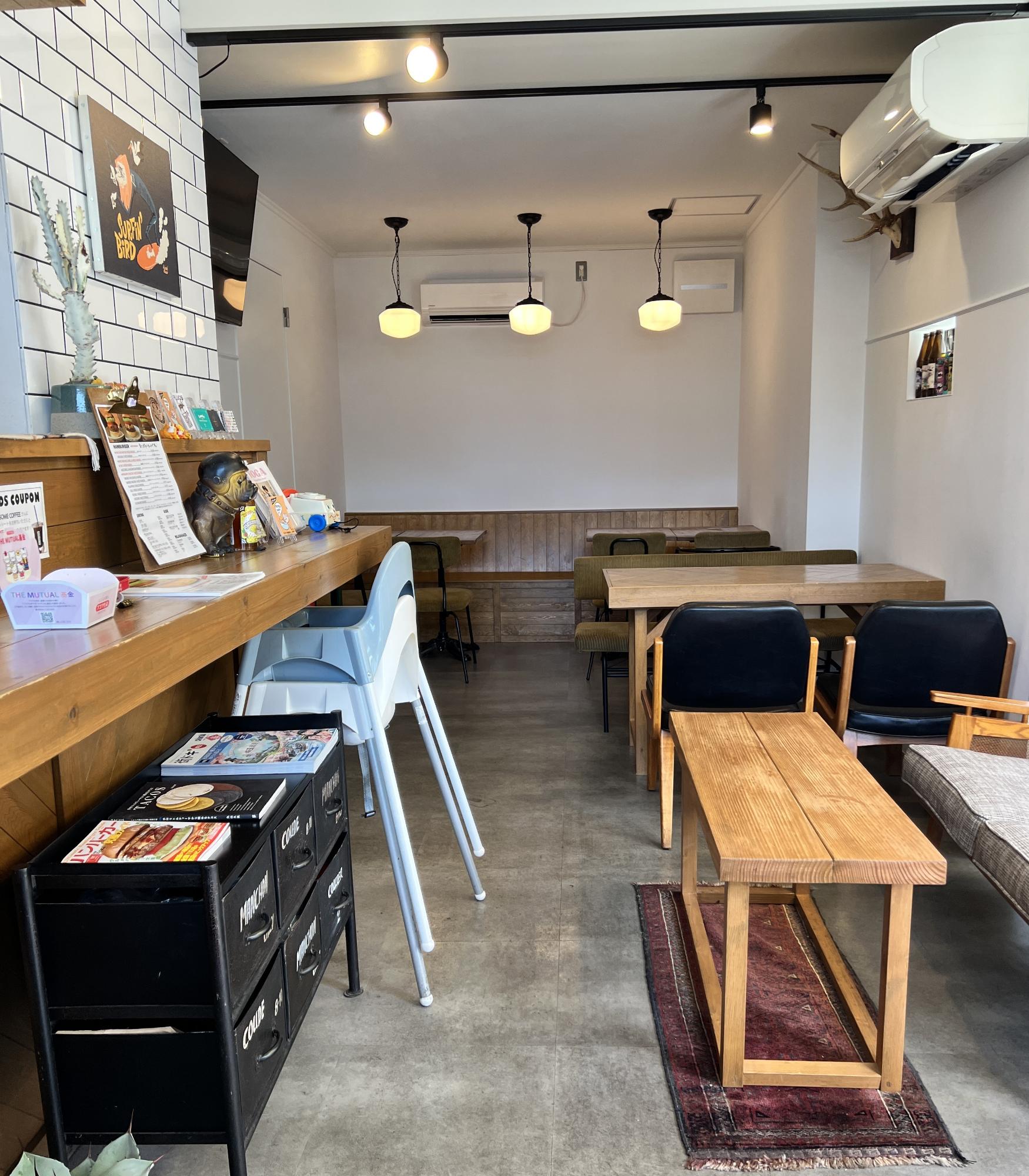 通路が広く、こども用の椅子が置かれているThegoodies店舗内の写真