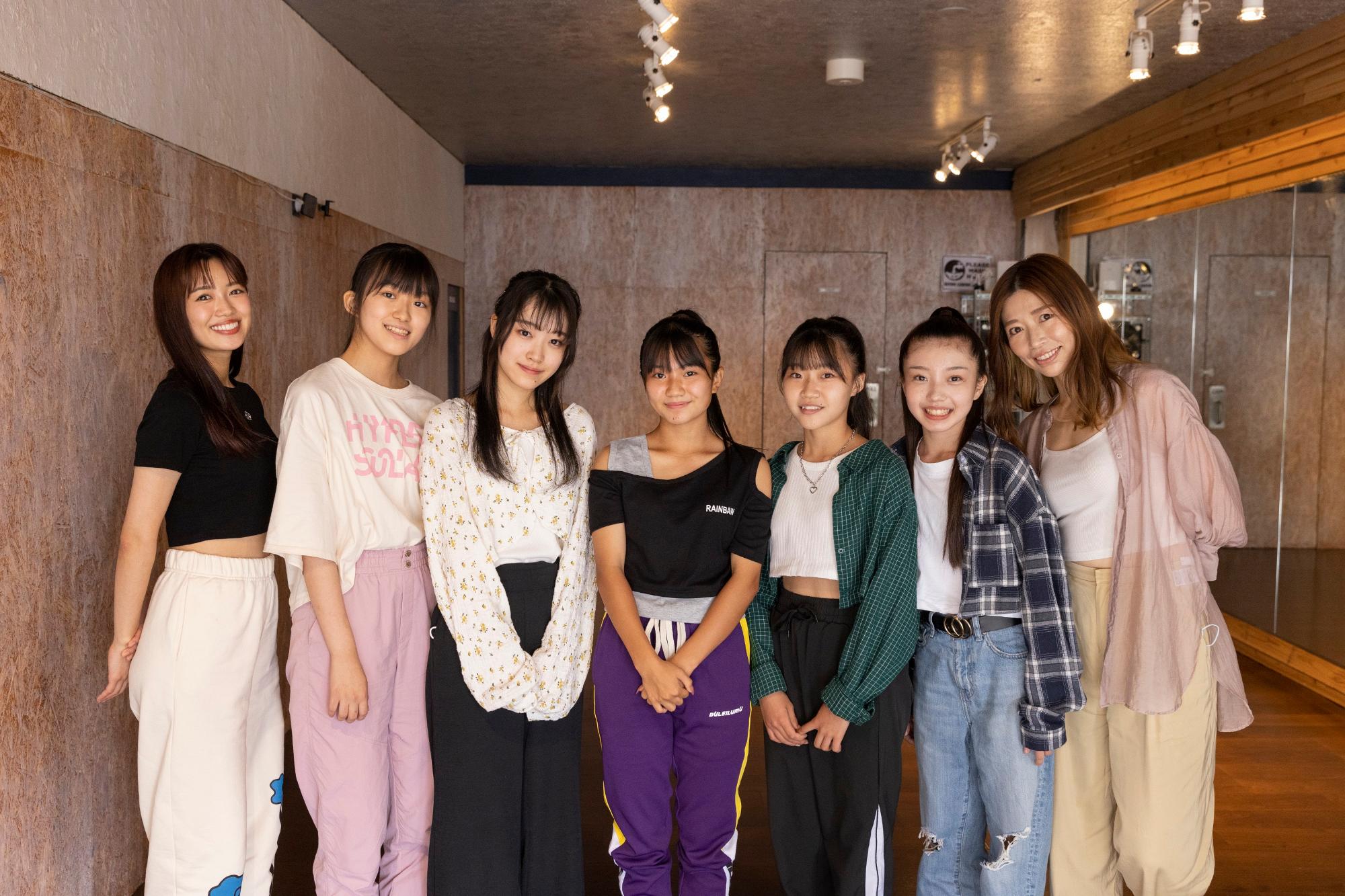 山口乃々華大使とダンススクールの子どもたちと恩師のRENA先生が正面を向いて笑顔を見せる写真