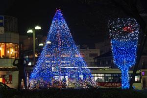 青いライトがオブジェを囲むように飾っている春日部市駅前のイルミネーションの写真
