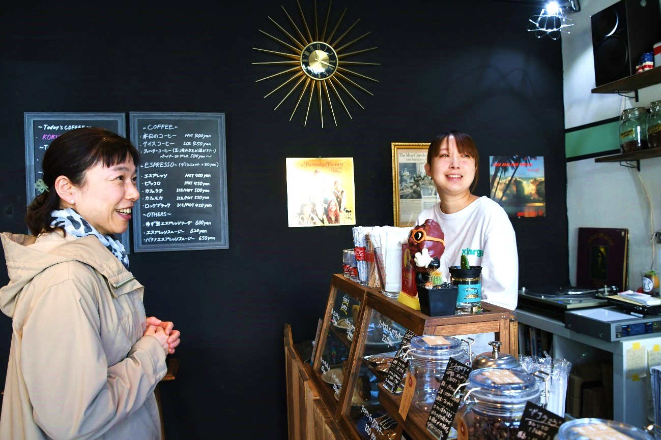 画像:談笑する理沙さんと常連さん