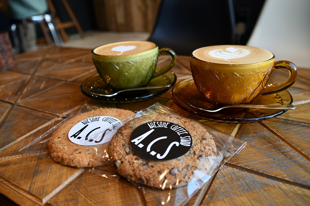 画像:蔵さんこだわりのアメリカ製のマグカップと人気のクッキー