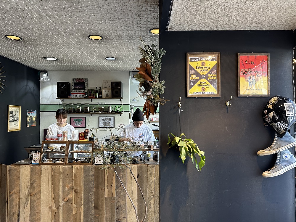 画像:ミッドセンチュリーがコンセプトの店内の様子