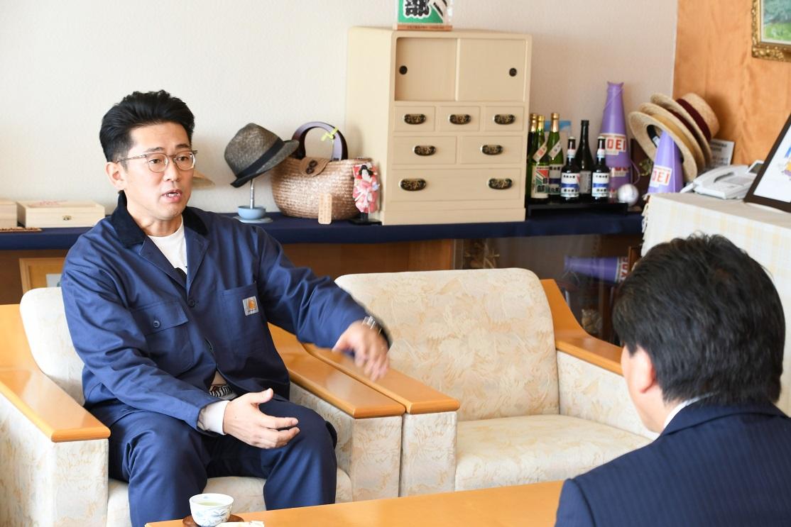 岩谷市長と対談するビビる大木大使