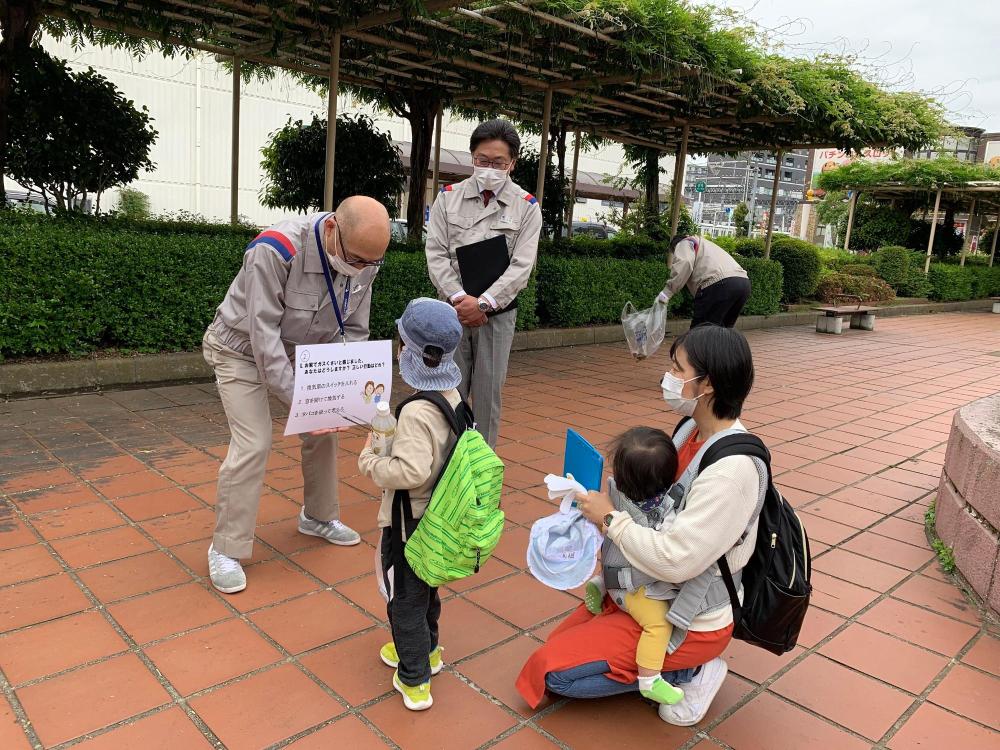 防災クイズに答える様子