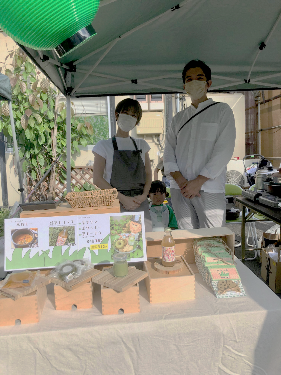 camecame30「そこら辺の草カレー」「野草ドリンク」「草クッキー」などを販売