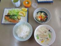 テーブルに4皿の料理とゼリー、お茶が並んでいる写真