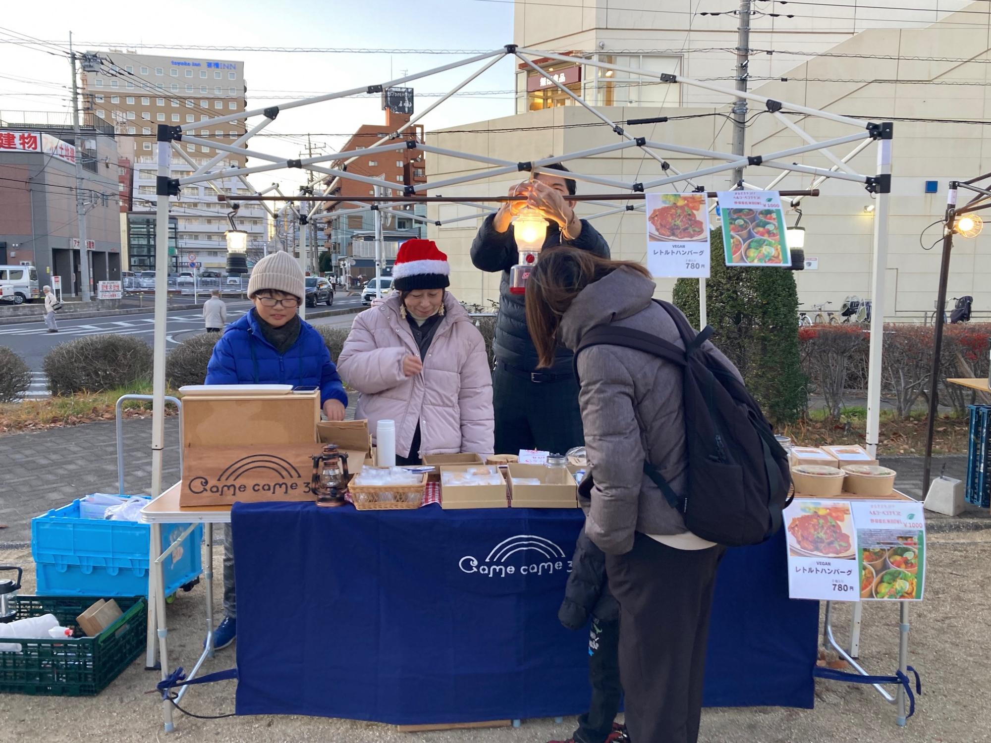 お客様の対応をするカメカメ30さん