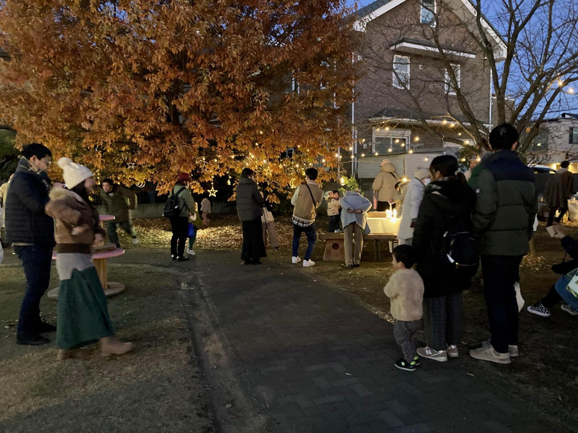 明かりが灯る会場で楽しむ来場者