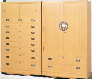 明るい色合いの木目が美しい桐たんすの写真