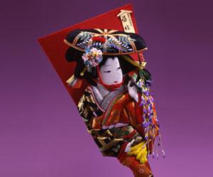 美しい女性の姿が彩られている押絵羽子板の写真