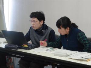 女性が二人並んで座り、パソコン画面を見ながら食材のバランスを検討している写真