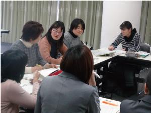 給食献立審議部会で女性の栄養士たちが着席し、提案を話し合っている写真