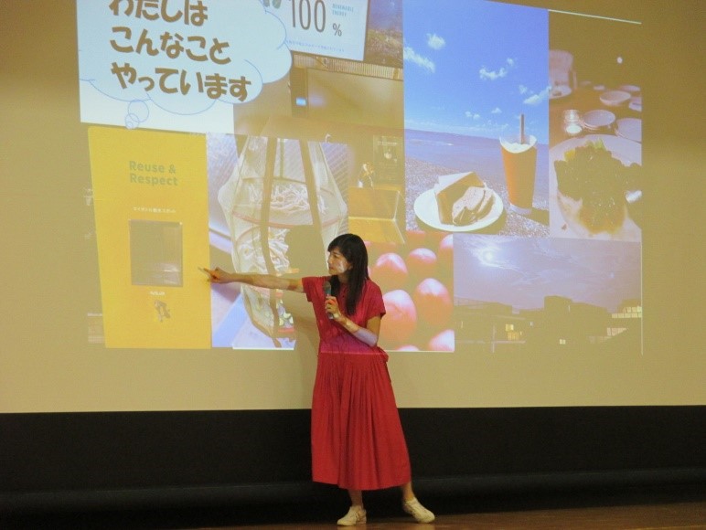 ステージで説明する井田大使