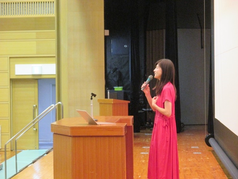 講演をする井田大使