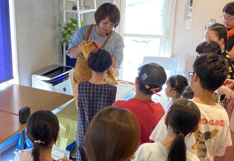 はちみつができるまでの説明をするKasukaBeeさん