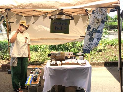 イラストレーターハルさんのブースでは、絵はがきや手ぬぐいなどを販売しています。