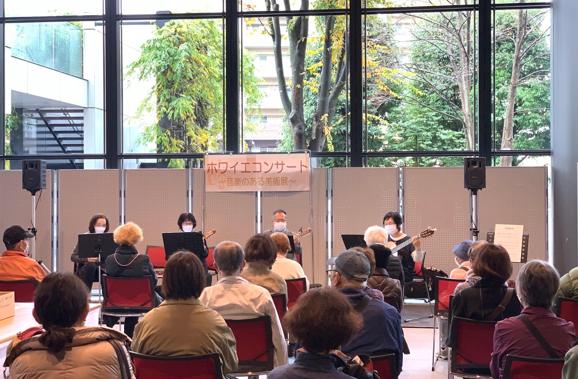 ホワイエコンサートの様子（マンドリン、マンドラ、ギター）